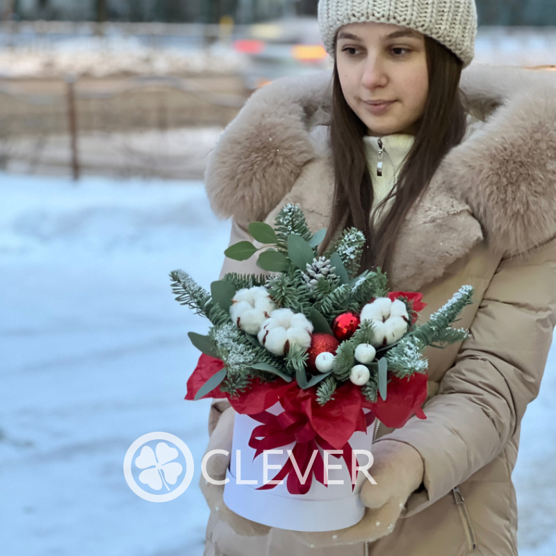 Новогодняя композиция из нобилиса в шляпной коробке с эвкалиптом и хлопком 2